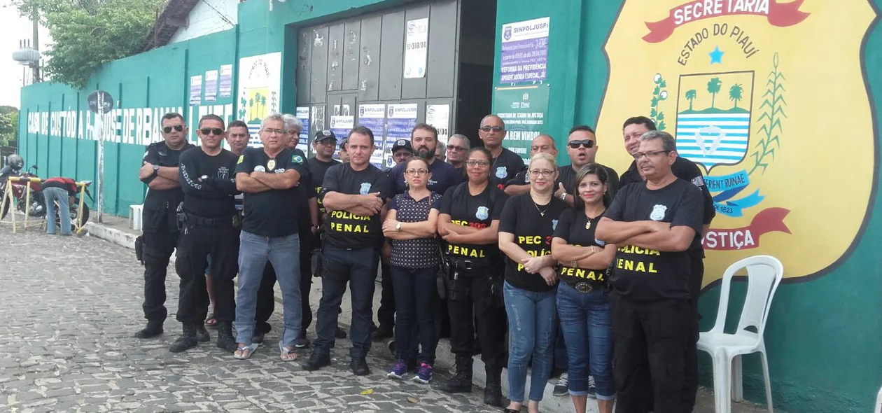 Agentes penitenciários realizam ato na frente da Casa de Custódia
