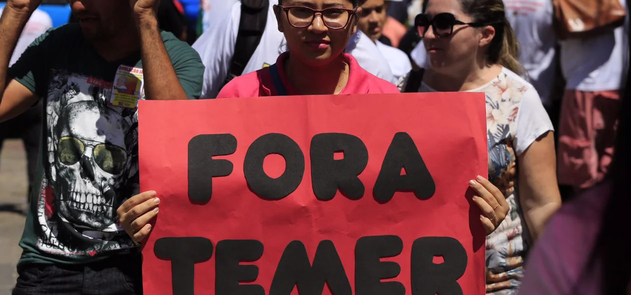 Cartazes pedindo a saída de Temer estão espalhados pela capital