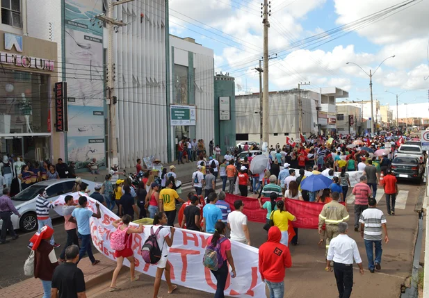 Manifestantes percorrem ruas de Picos  em protesto contra reforma