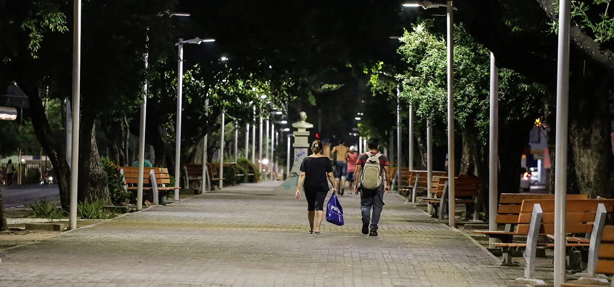 Com paralisação dos ônibus, volta para casa vai ser a pé 