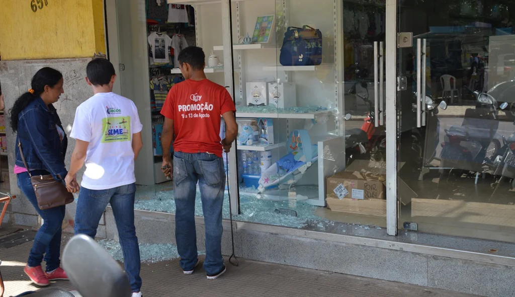 Funcionário vistoria estragos causados na loja