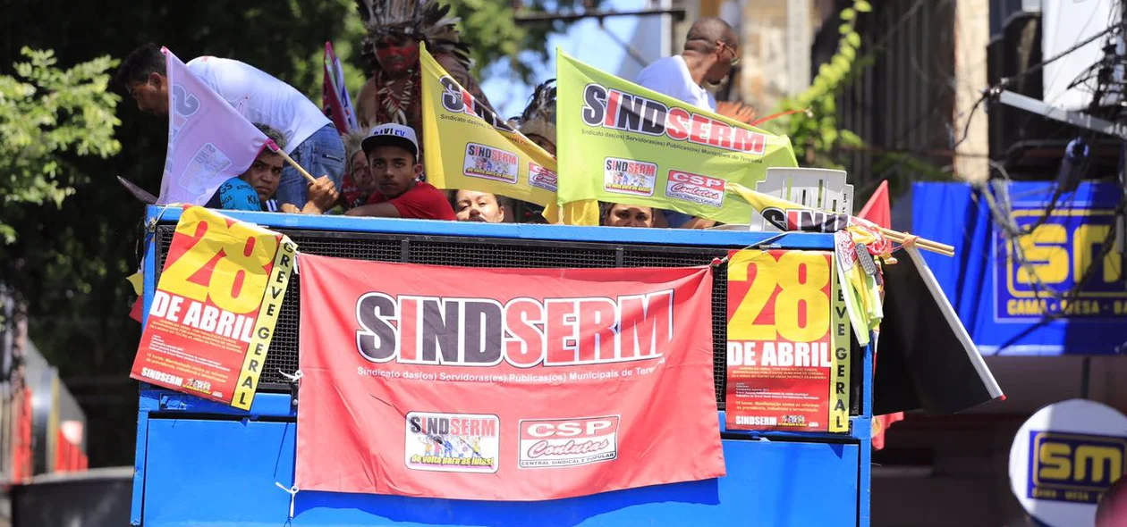 Greve geral: manifestantes protestam no centro de Teresina