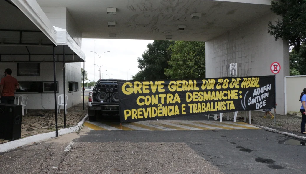 Manifestantes estendem faixa na entrada da Universidade Federal do Piauí