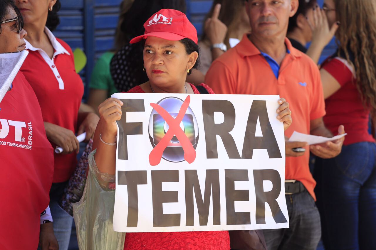 Manifestantes exigem a saída do presidente Michel Temer