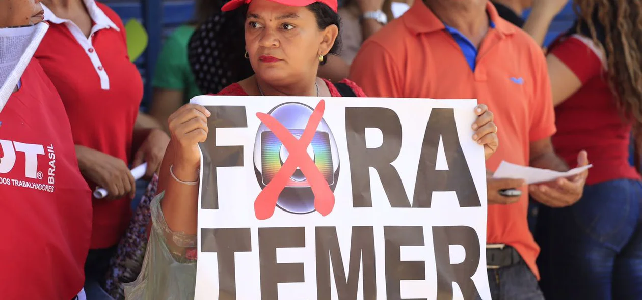 Manifestantes exigem a saída do presidente Michel Temer