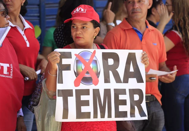 Manifestantes exigem a saída do presidente Michel Temer