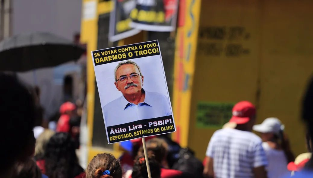 Manifestantes exibem placas dos deputados que votaram a favor da reforma trabalhista