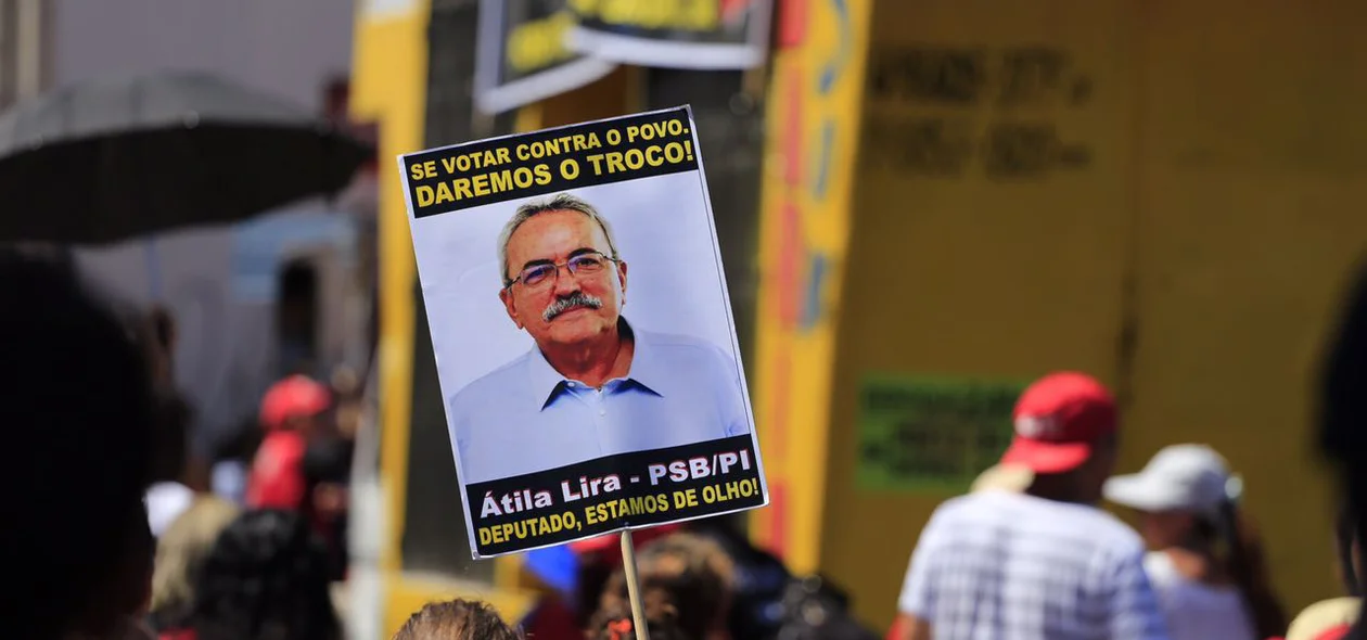 Manifestantes exibem placas dos deputados que votaram a favor da reforma trabalhista