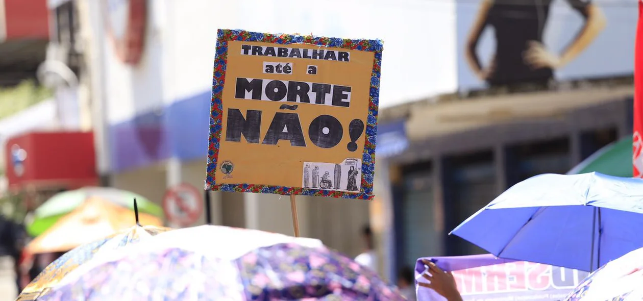 Manifestantes fizeram cartazes criticando reformas