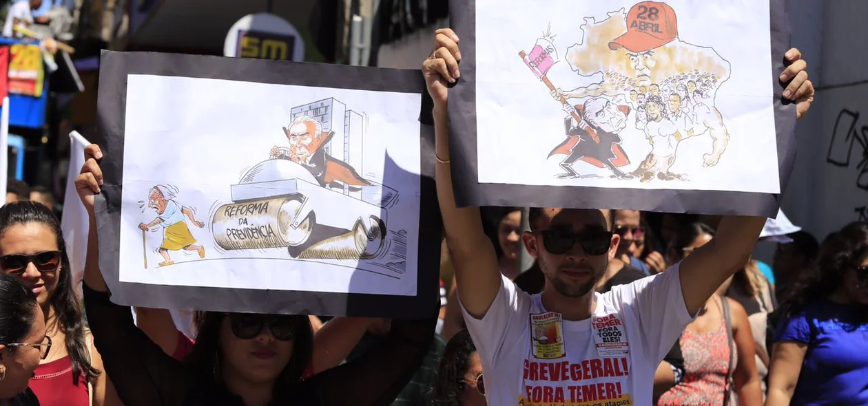 Manifestantes fizeram charges criticando reformas