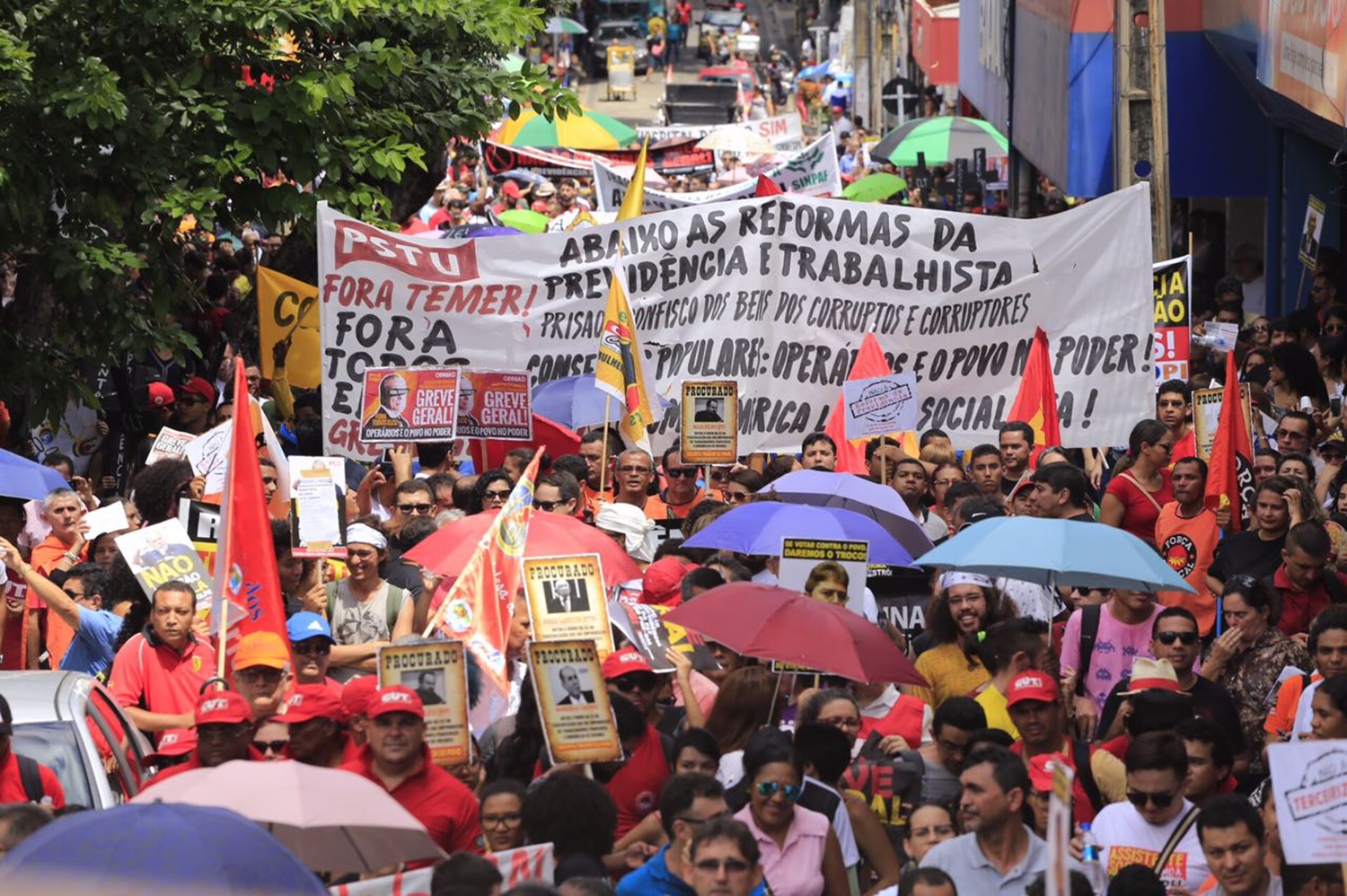Manifestantes levam cartazes no Centro de Teresina