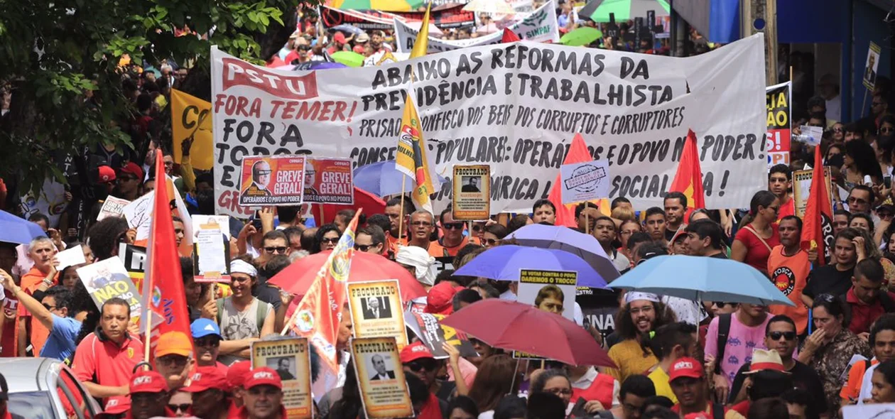 Manifestantes levam cartazes no Centro de Teresina