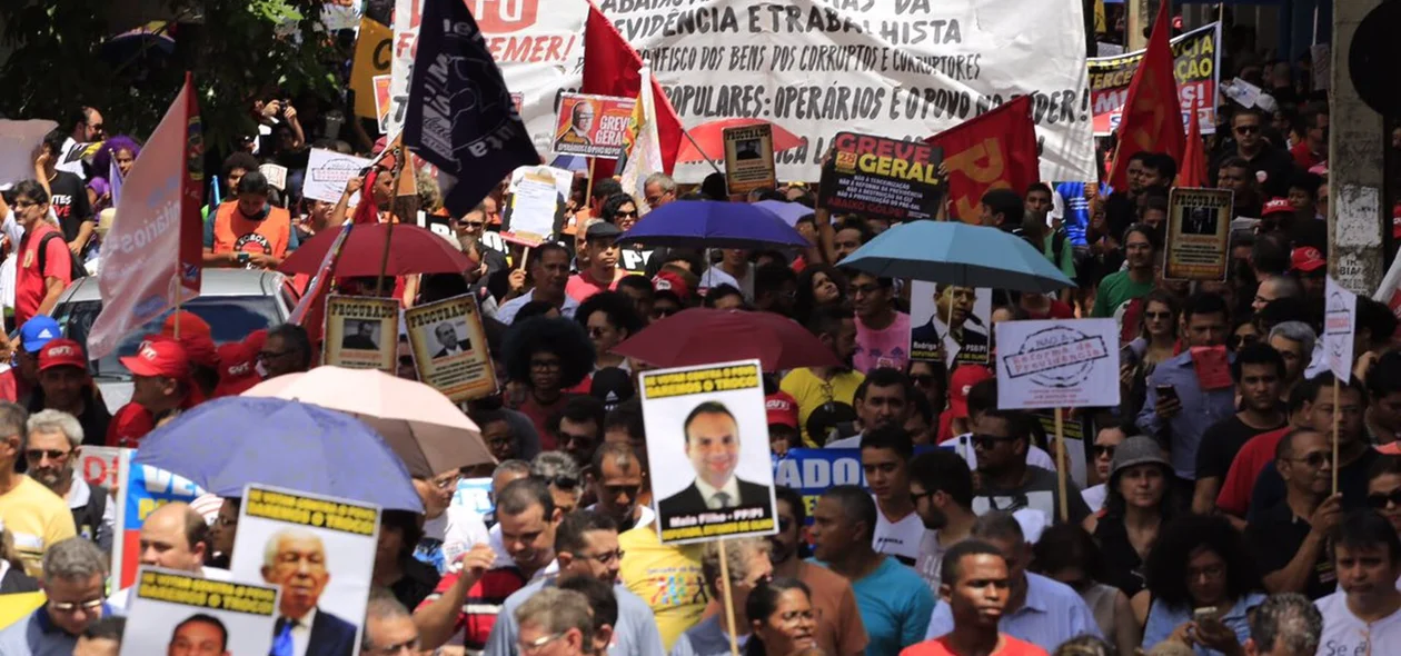 Manifestantes no Centro de Teresina