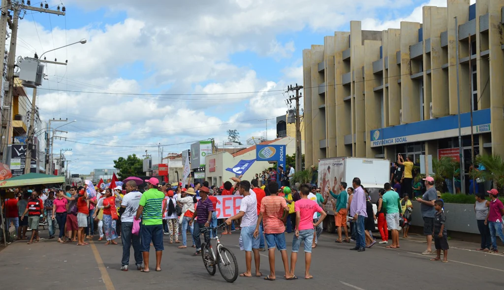 Manifestantes protestam em frende a agência do INSS