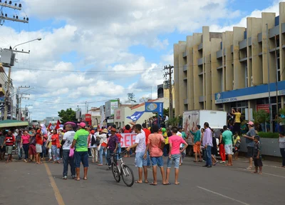 Manifestantes protestam em frende a agência do INSS