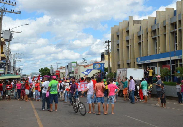 Manifestantes protestam em frende a agência do INSS