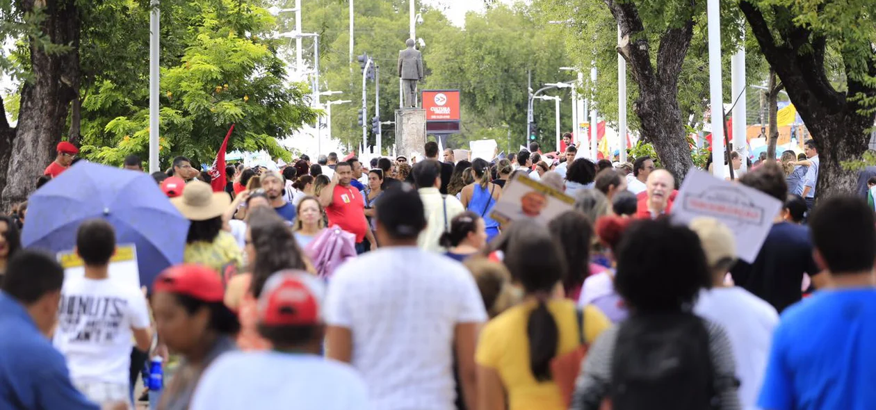 Manifestantes protestam na Avenida Frei Serafim