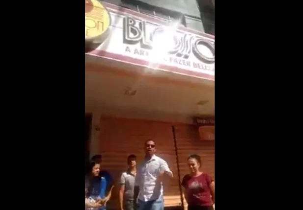 Manifestantes quebram portão de loja em Picos
