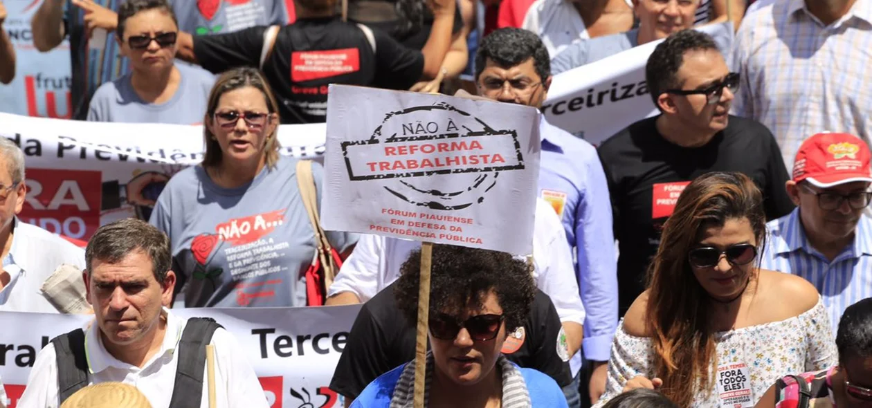 Manifestantes se aglomeram no Centro de Teresina