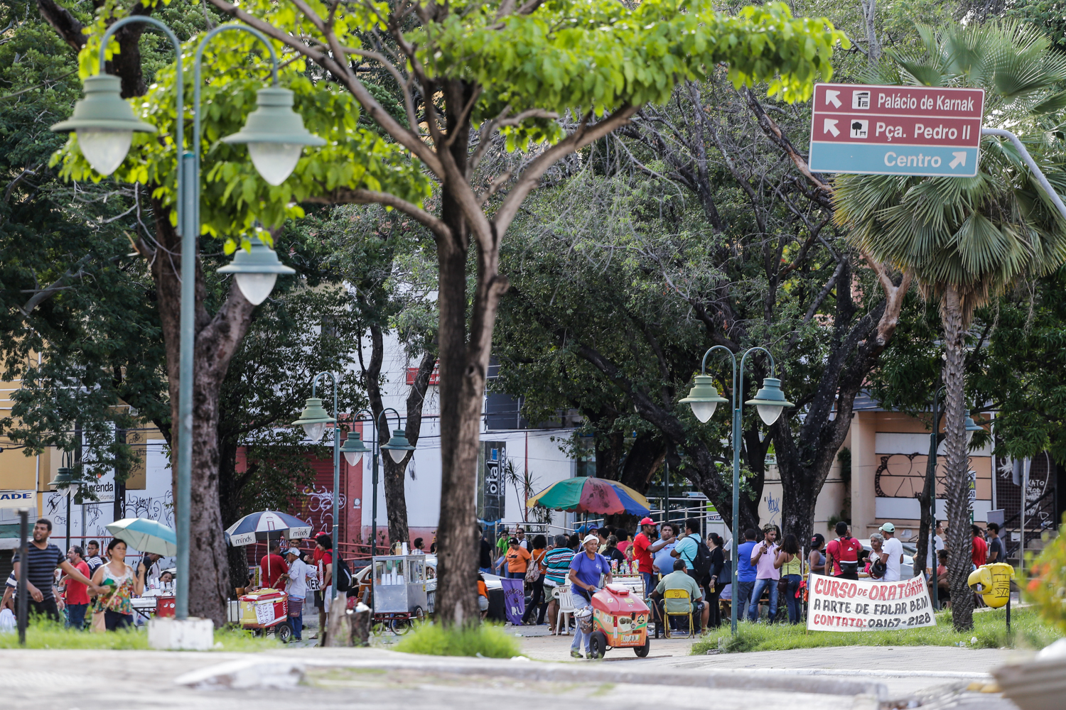 Manifestantes se reúnem na Praça da Liberdade em Teresina