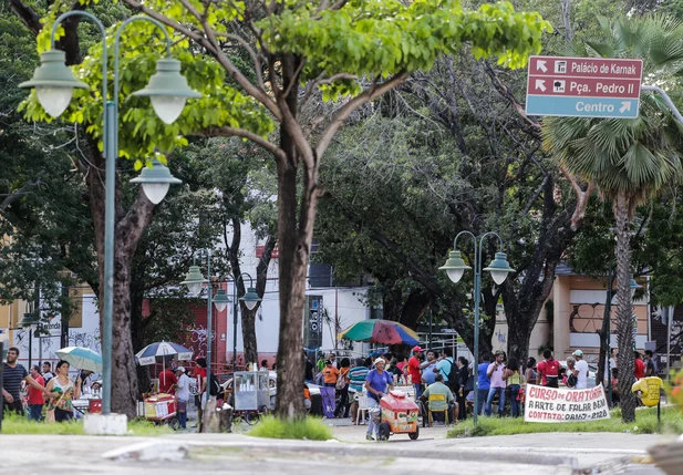Manifestantes se reúnem na Praça da Liberdade em Teresina