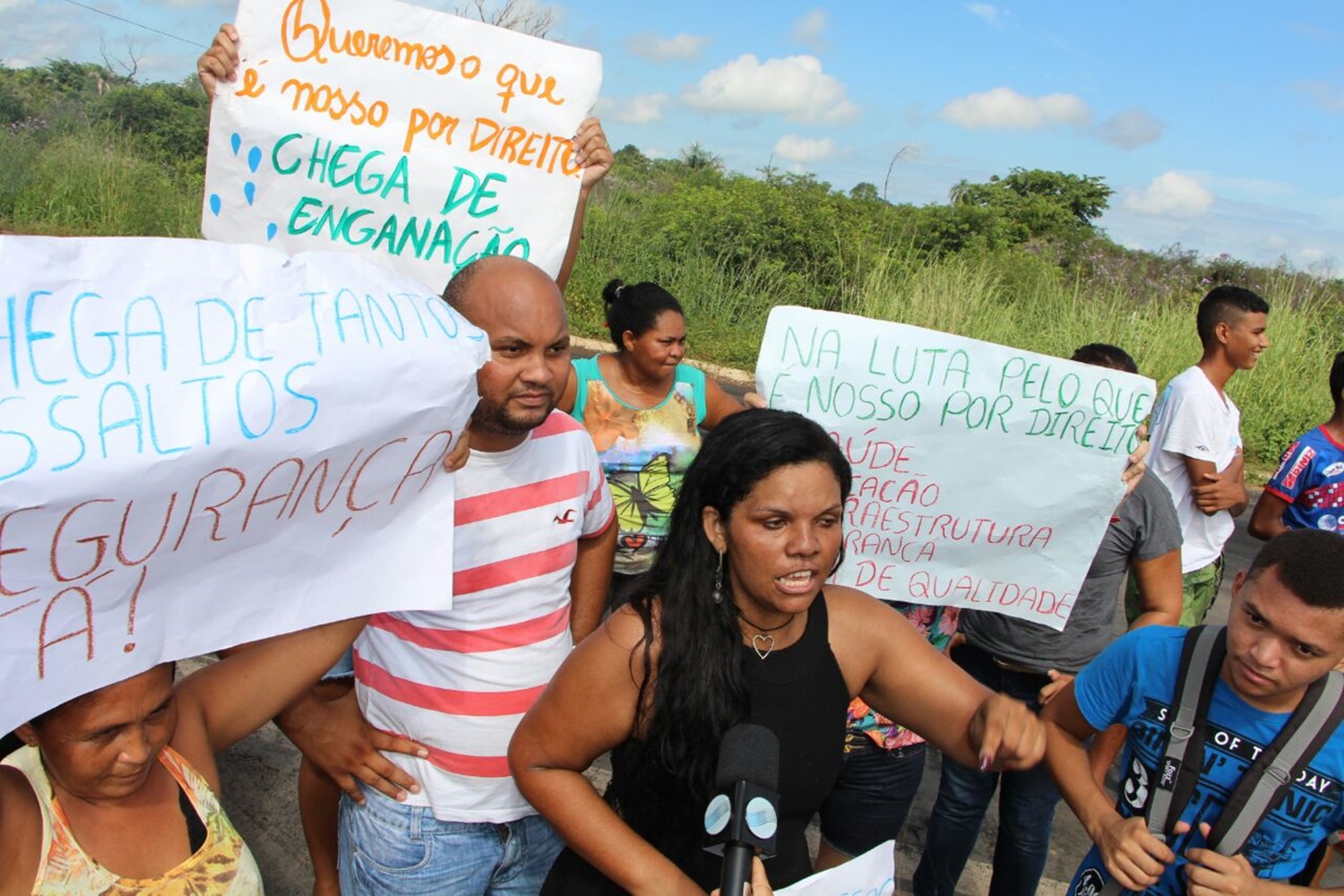 Moradores do Eduardo Costa bloqueiam trânsito na BR-316