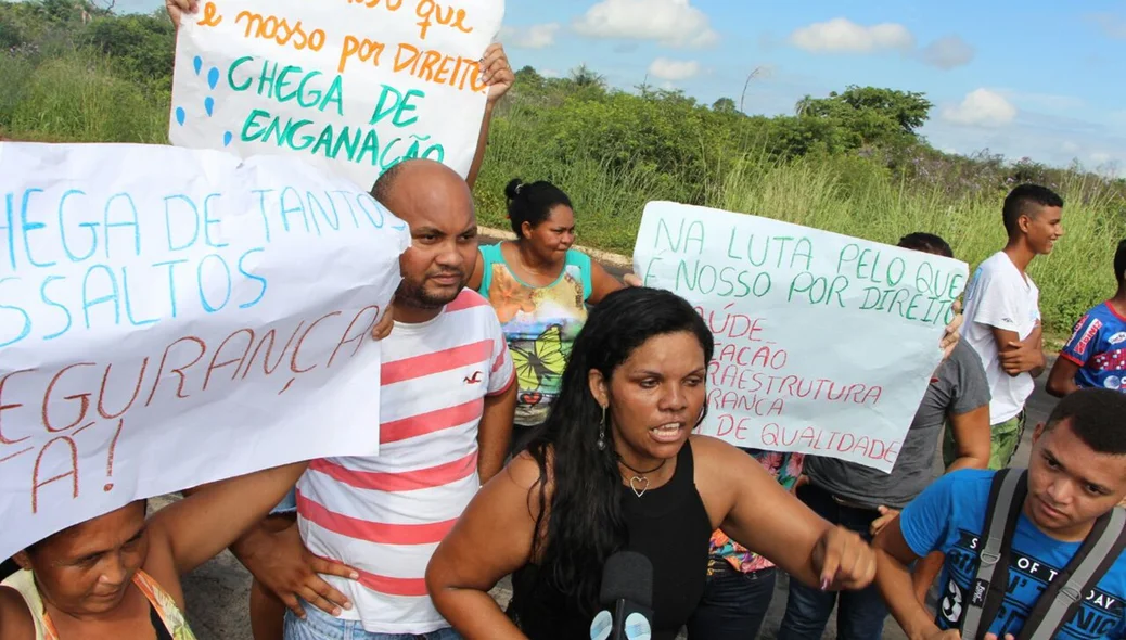 Moradores do Eduardo Costa bloqueiam trânsito na BR-316