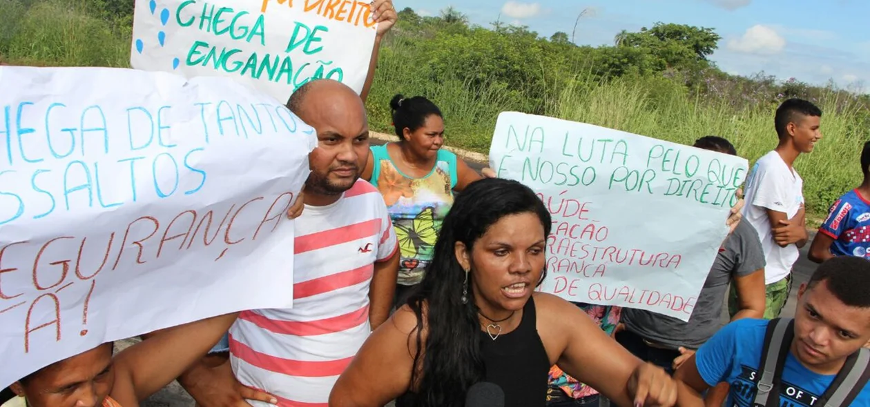 Moradores do Eduardo Costa bloqueiam trânsito na BR-316