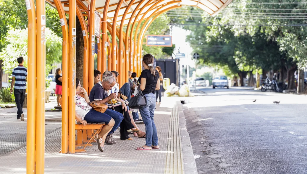 Passageiros esperando ônibus 