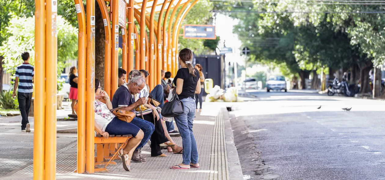 Passageiros esperando ônibus 