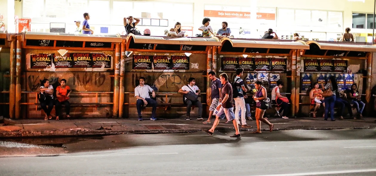 Passageiros esperando ônibus 
