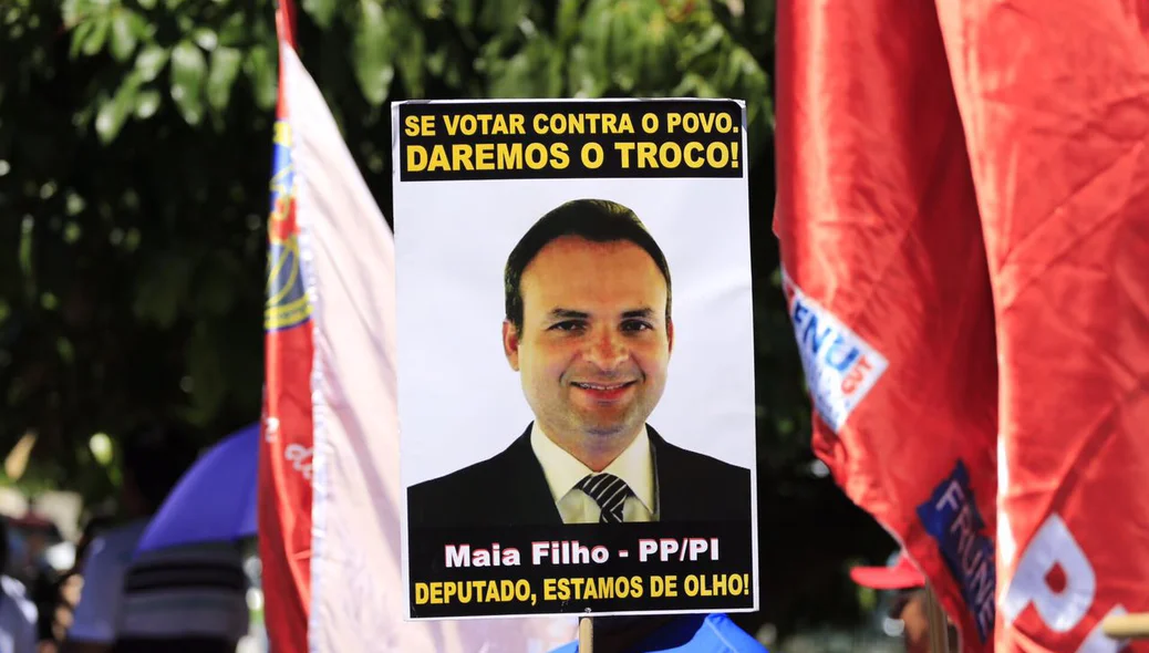 Placa criticando o deputado Maia Filho
