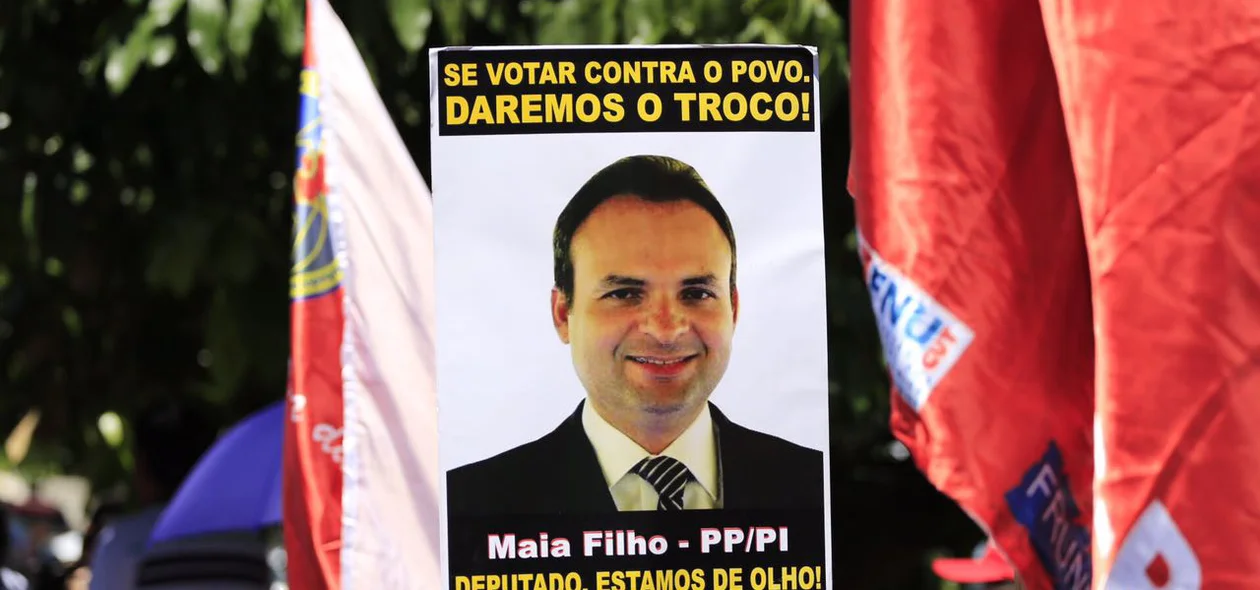 Placa criticando o deputado Maia Filho