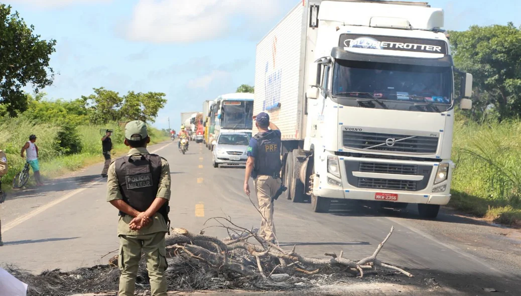 PRF controla o trânsito na BR-316