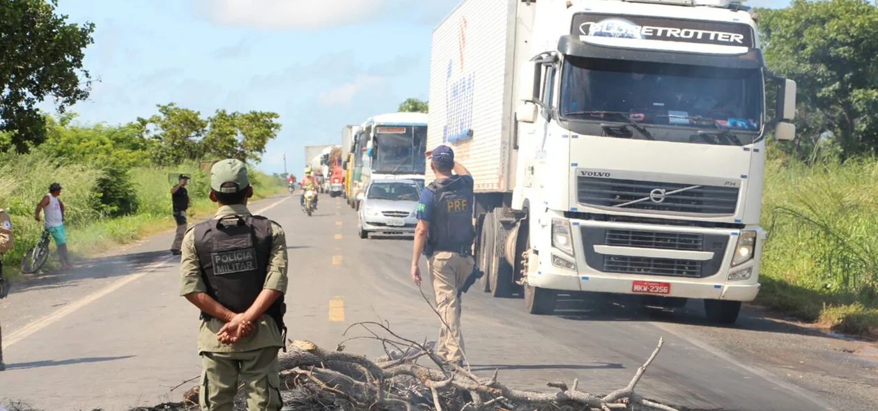 PRF controla o trânsito na BR-316