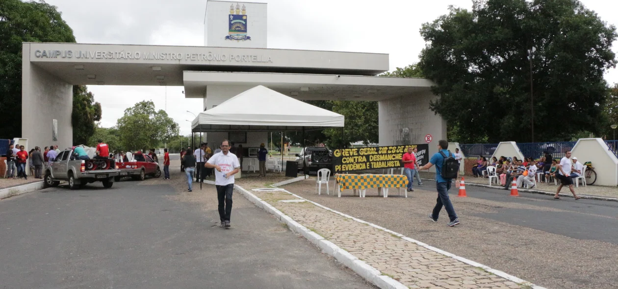 Professores e servidores paralisam atividades na Universidade Federal do Piauí