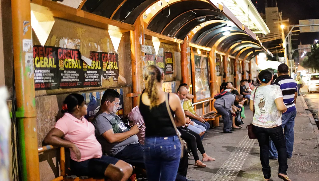 Sem ônibus, paradas ficam lotadas 