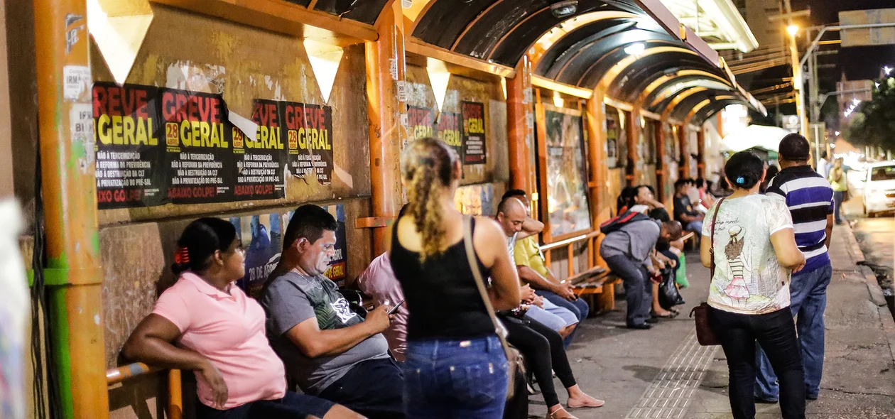 Sem ônibus, paradas ficam lotadas 