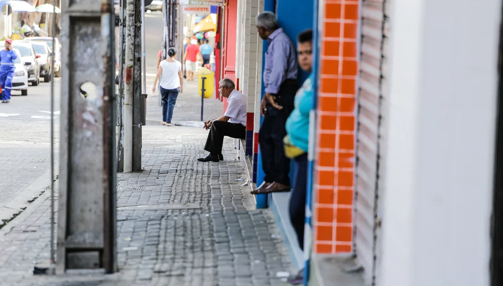 Trabalhadores nas portas das lojas  