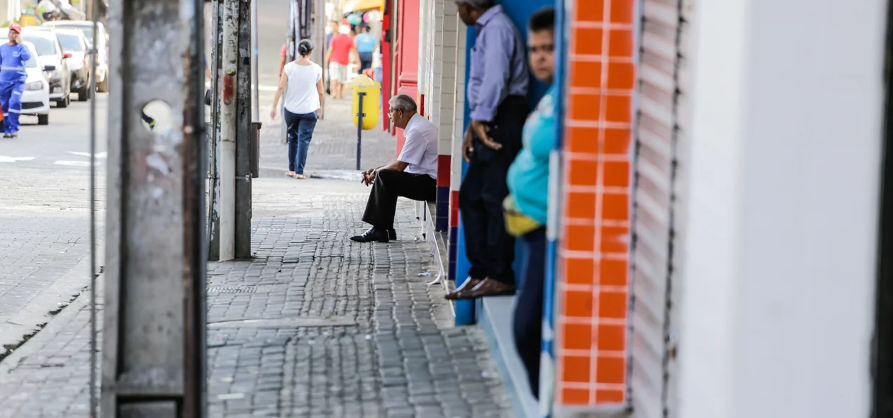 Trabalhadores nas portas das lojas  