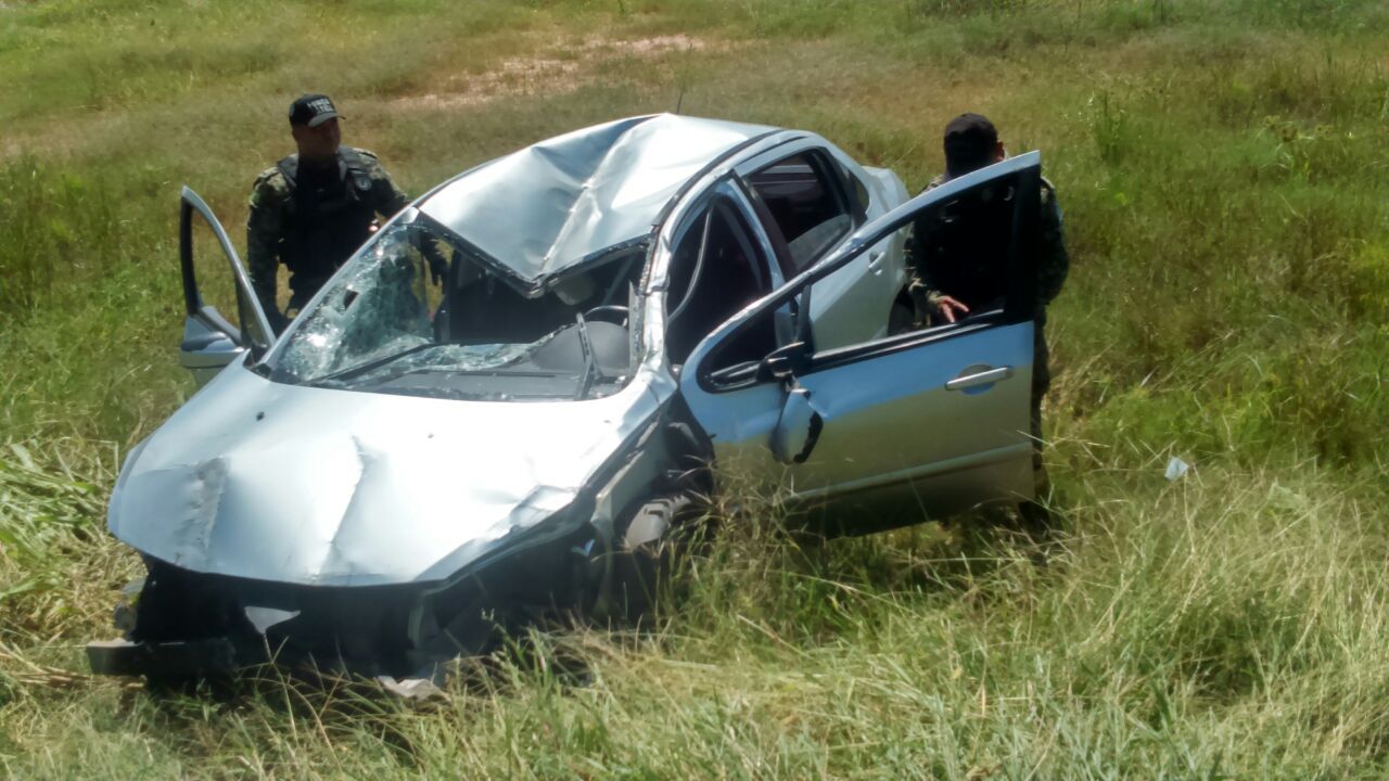 Carro ficou totalmente destruído 