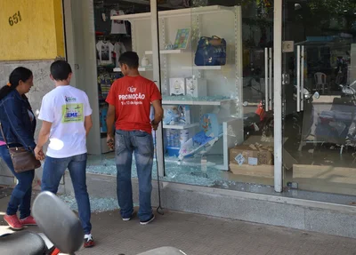 Funcionário da Baby Kit verifica os estragos causados pelos manifestantes