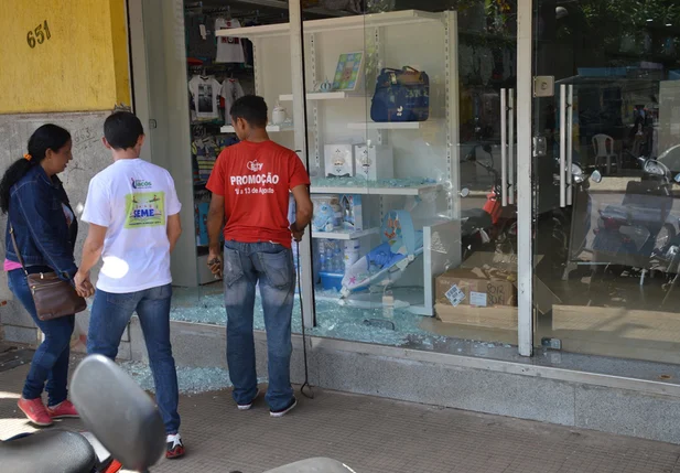 Funcionário da Baby Kit verifica os estragos causados pelos manifestantes