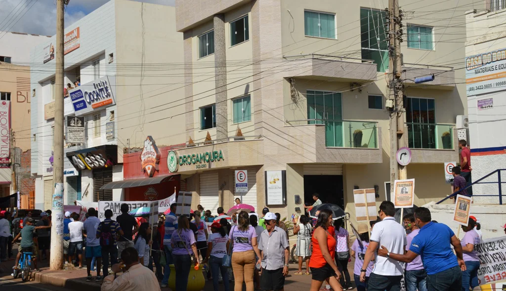 Manifestantes obrigam comércio a fechar as portas