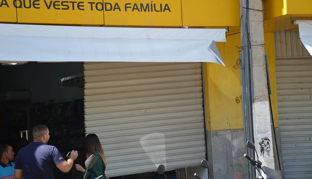 Portão também foi danificado