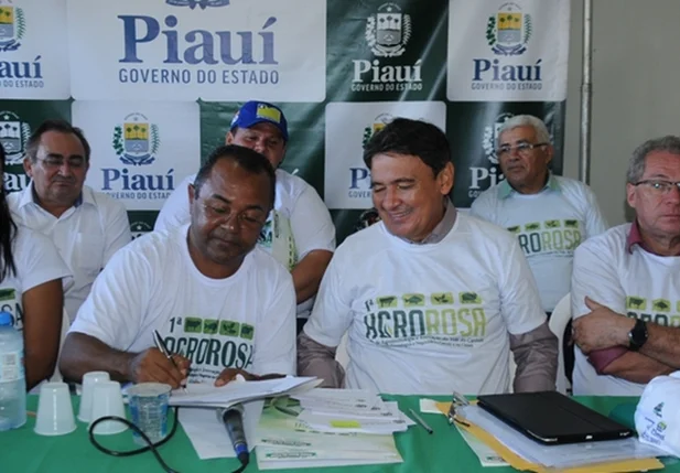 Governador Wellington Dias em Santa Rosa do Piauí