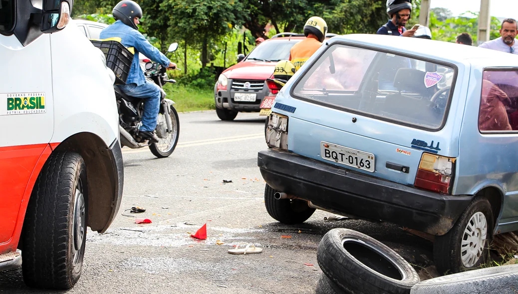 O motorista bateu na traseira do carro que estava estacionado na Avenida Noé Mendes