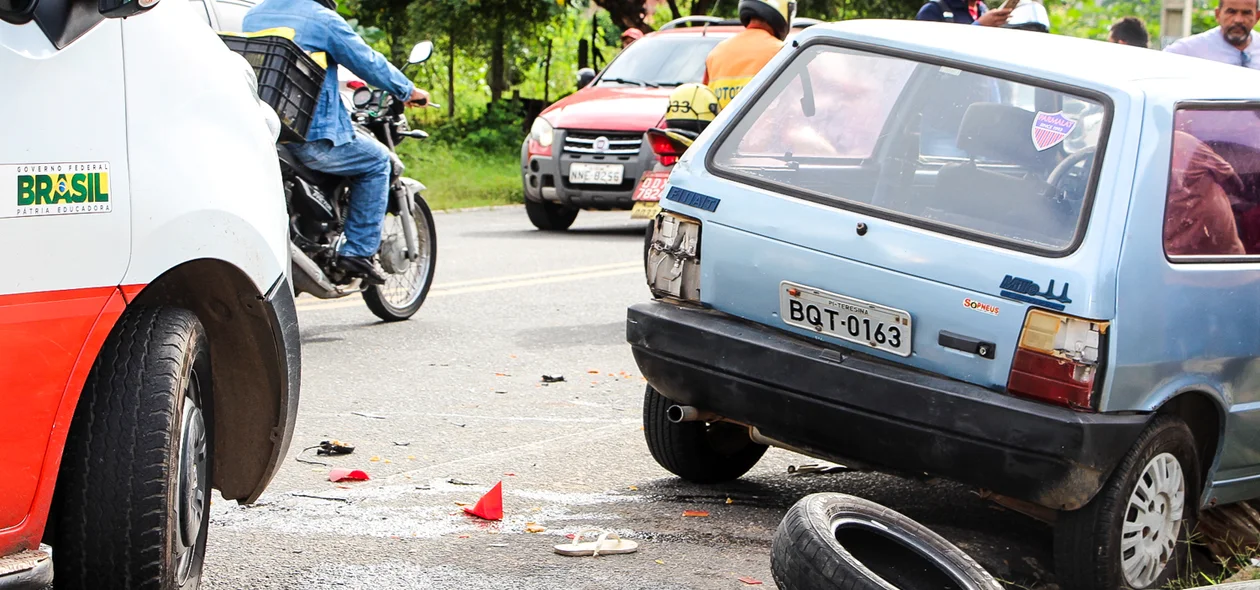 O motorista bateu na traseira do carro que estava estacionado na Avenida Noé Mendes