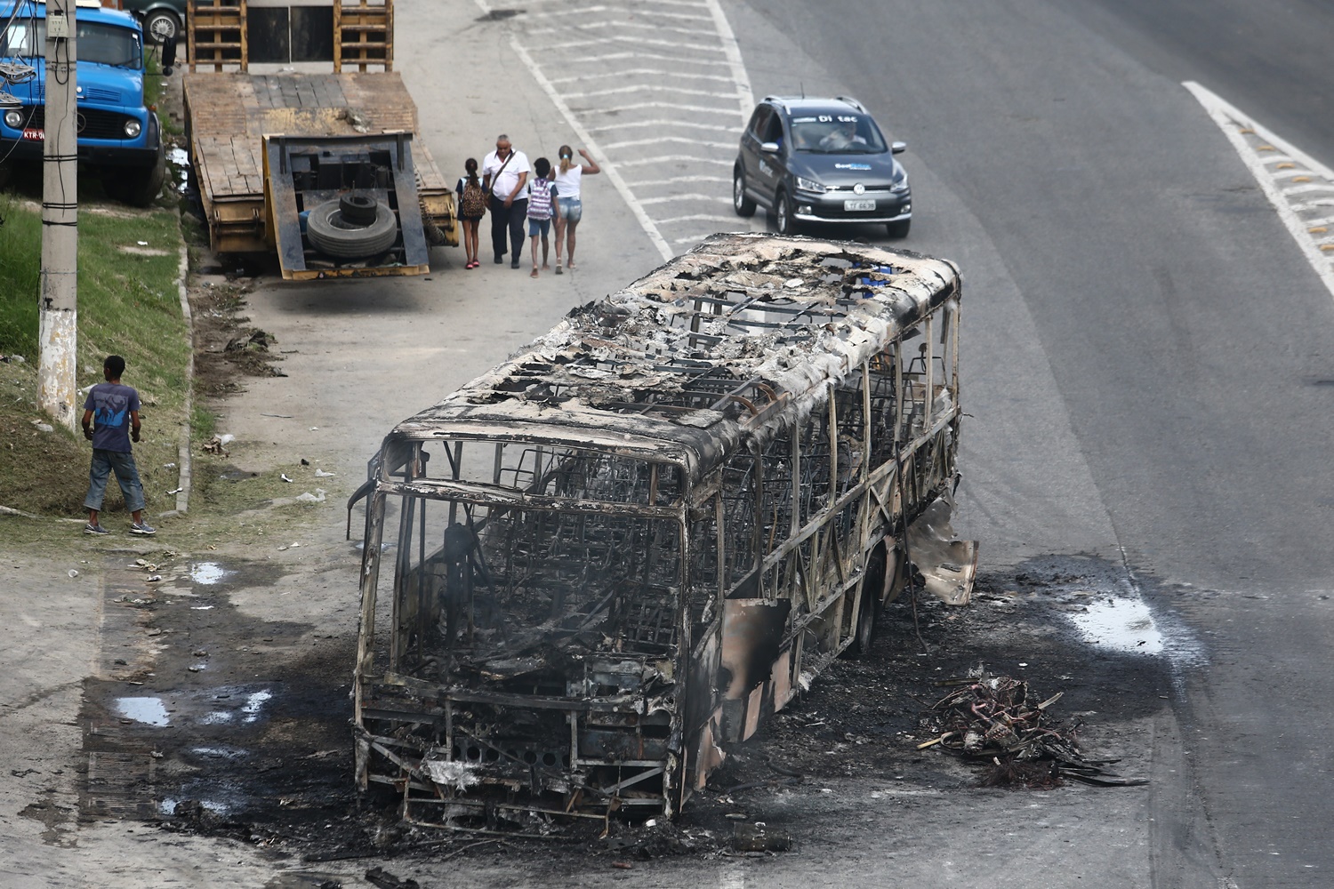 ônibus queimado durante o confronto