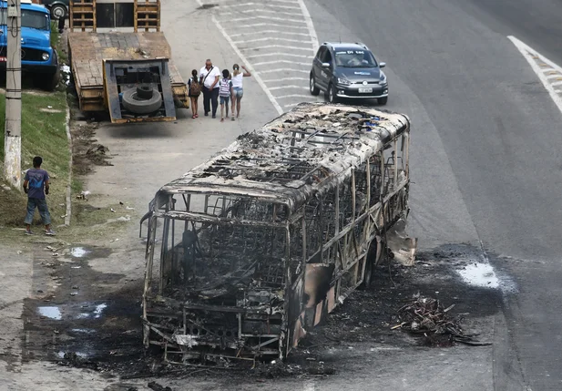 ônibus queimado durante o confronto